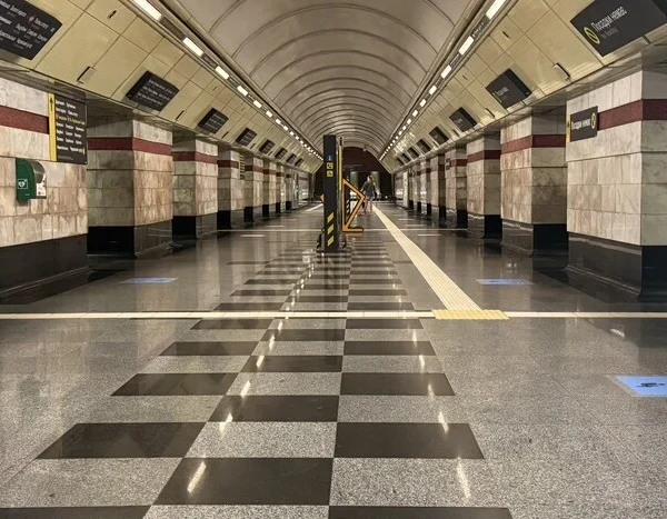 На станції метро «Сирець» запроваджено оновлений поділ території для використання як укриття в разі повітряної тривоги.