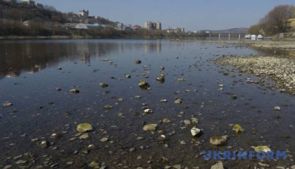 Дністер досяг найнижчого рівня: Україна та Молдова узгодили подальше зменшення випуску води з водосховища 1 Дністер досяг найнижчого рівня: Україна та Молдова узгодили подальше зменшення випуску води з водосховища 1