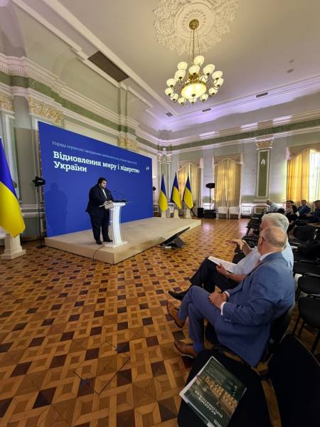 Дипломатам представили проєкти Фундації Пилипа Орлика, які посилюють вплив України на міжнародній арені. 10 Дипломатам представили проєкти Фундації Пилипа Орлика, які посилюють вплив України на міжнародній арені. 10