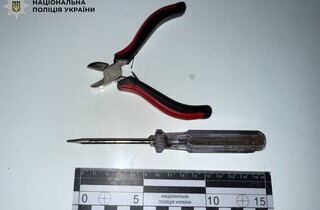У столиці з помешкання літньої жінки зловмисники викрали близько 750 тисяч гривень 12