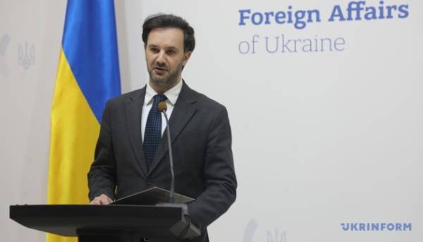 Киев настаивает на отмене Минском признания украинского спецпредставителя “экстремистским” аккаунтом.