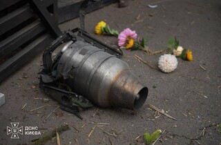 Невеликі частини безпілотника, ймовірно, типу "Шахед", були виявлені поблизу житлових будівель у серці української столиці. 9