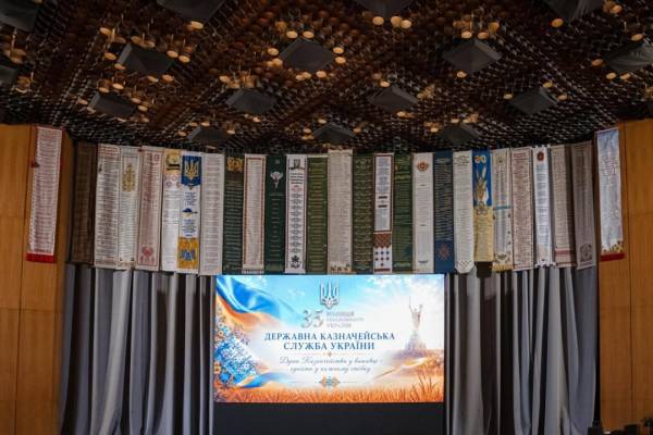 Вишиті автентичними візерунками книга та гобелени занесені до Книги рекордів України. 6 Вишиті автентичними візерунками книга та гобелени занесені до Книги рекордів України. 6