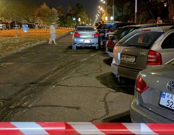 Нетверезий водій Infiniti спричинив ДТП з 10 припаркованими автомобілями у Києві (відео)