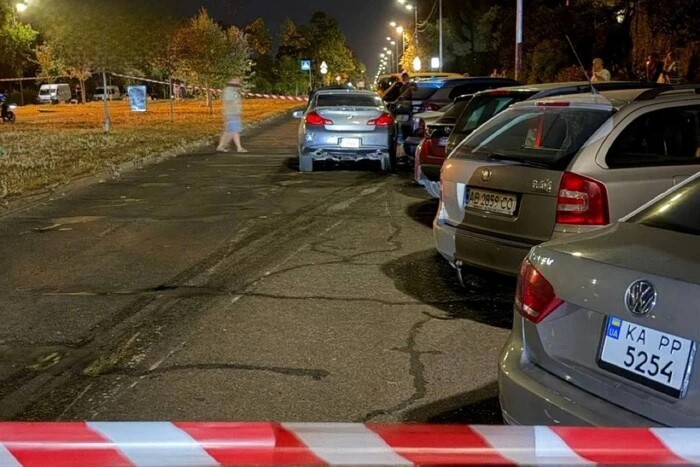 Нетверезий кермувальник Infiniti скоїв масову аварію з 10 припаркованими авто у Києві (відео)