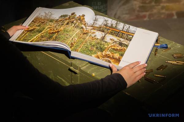 Головна 107 Укрінформ” представляє збірку “Командири перемоги” на Форумі видавців у Львові