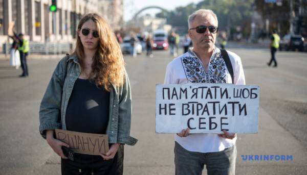Хвилина мовчання вшанувала пам'ять загиблих оборонців на Майдані Незалежності. 12