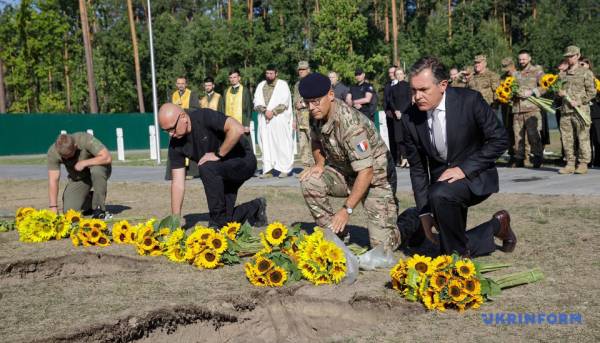 На Національному військовому цвинтарі віддали шану ще трьом полеглим захисникам, чиї особистості поки що не встановлені. 19