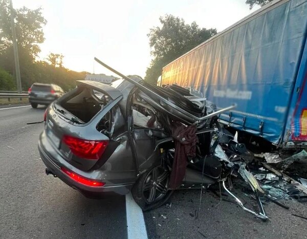 Жахлива аварія на Житомирській трасі в Києві: дворічна дитина та жінка загинули.