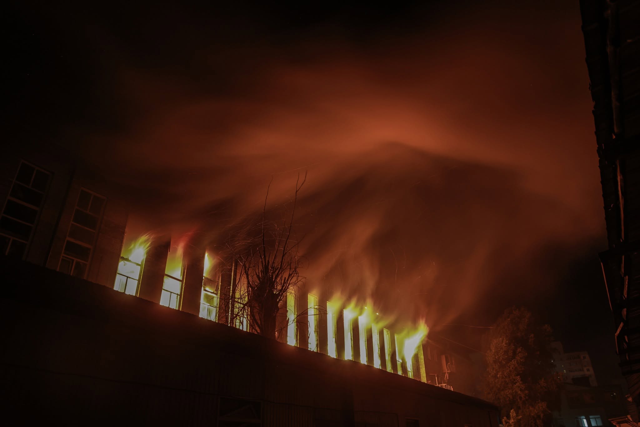 Пожежа у Києві, спричинена ворожим обстрілом