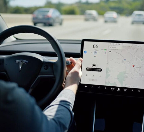 Waymo розкритикував Tesla: автопілот лише на камерах приречений