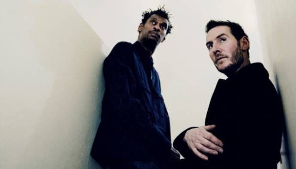 Гурт Massive Attack отримав заборону на виступи в Сінгапурі через те, що вони продемонстрували палестинський прапор.