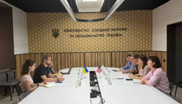 Україна, постраждавши від російських нападів, попросила Сполучені Штати про підтримку у придбанні обладнання для зберігання зернових культур. 9