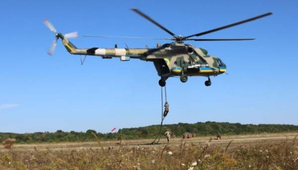Вихованці Національної гвардії опанували навички вистрибування з гелікоптера без парашута