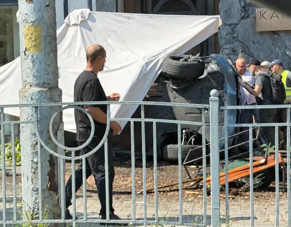 Дорожньо-транспортна пригода поблизу станції метро «Палац Україна»: один з транспортних засобів врізався в терасу закладу харчування та перекинувся (з відеоматеріалом)