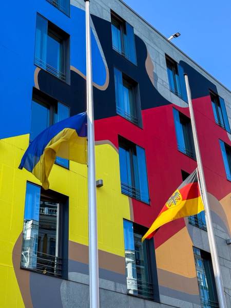 Дипломатична місія Німеччини в українській столиці, Києві, спустила державні стяги на знак глибокого співчуття та скорботи за загиблими внаслідок російського нападу. 20 Дипломатична місія Німеччини в українській столиці, Києві, спустила державні стяги на знак глибокого співчуття та скорботи за загиблими внаслідок російського нападу. 20