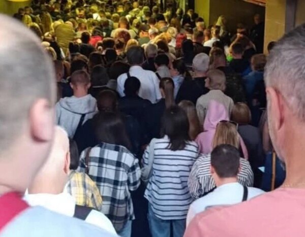 Люди на станції «Лісова»: метро забите через повітряну тривогу (фото)