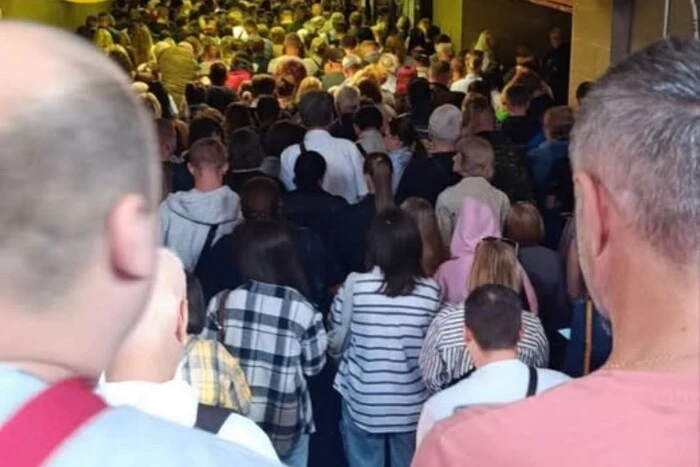 Люди на станції «Лісова»: метро забите через повітряну тривогу (фото) 2