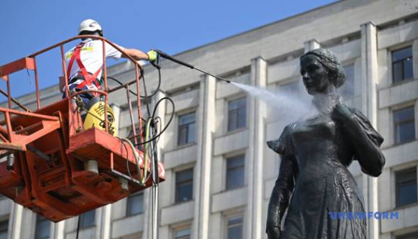 У Києві здійснено очищення пам'ятника Лесі Українці 13