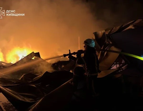 Російський напад на Київську область призвів до смерті однієї людини, понад 20 поранено.
