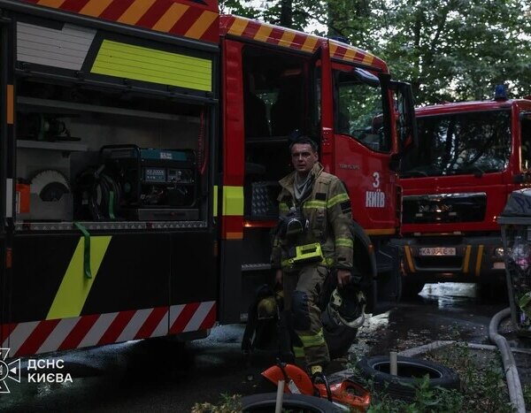 У Дарницькому районі столиці залишки безпілотника завдали шкоди нежитловій будівлі.