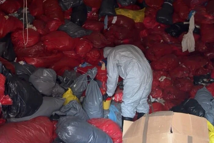 Головна 106 У Києві виявили схованку небезпечних медичних відходів, включаючи шприци та…