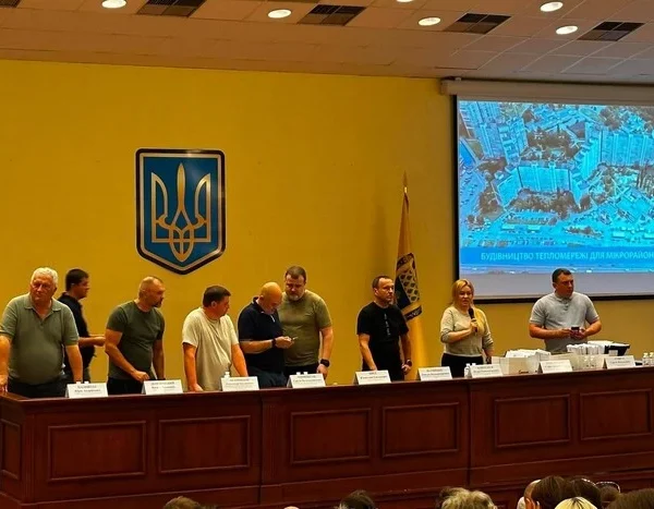 Видалення дерев для тепломережі в Теремках: влада та мешканці зупинили роботи на два тижні