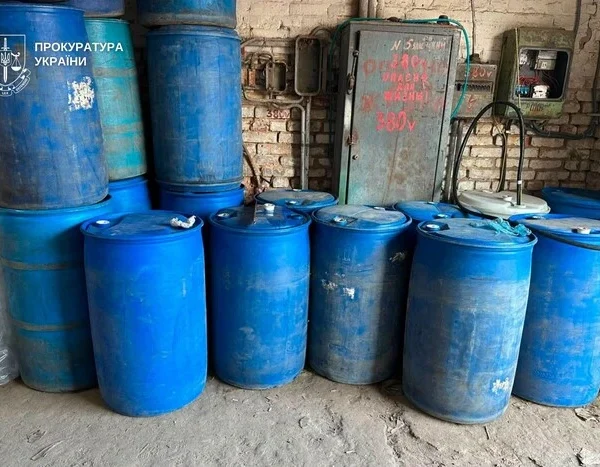 У Києві викрито нелегальне виробництво алкоголю та сигарет вартістю 12 мільйонів гривень.