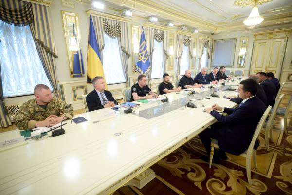 Зеленський та міністр закордонних справ Азербайджану обговорили взаємодію в оборонній та економічній галузях. 4 Зеленський та міністр закордонних справ Азербайджану обговорили взаємодію в оборонній та економічній галузях. 4