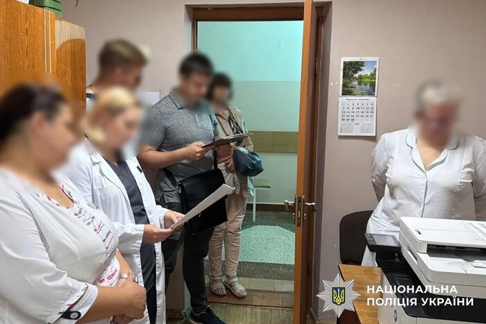 Готівка у коробках із-під солодощів: у Києві оголошено про підозру члену військово-лікарської комісії та його помічникам 11