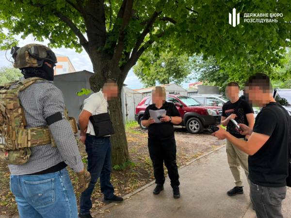 «Розпродай житло та перекажи мені кошти»: викрито офіцера, котрий вимагав 10 тисяч доларів у військового з СЗЧ. 7 «Розпродай житло та перекажи мені кошти»: викрито офіцера, котрий вимагав 10 тисяч доларів у військового з СЗЧ. 7