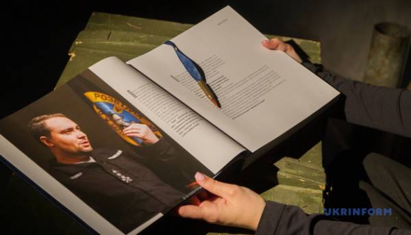 Тернопільська доброволиця виготовила книжкові закладки з гільз для видання Укрінформу «Командири перемоги». 8