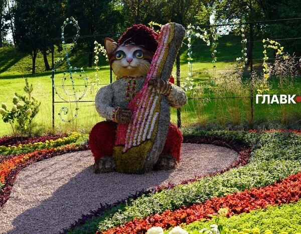 Нова виставка квітів «Муркотлива Україна» запрацювала на Співочому полі (фото