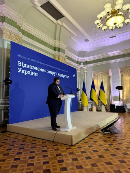 Дипломатам представили проєкти Фундації Пилипа Орлика, які посилюють вплив України на міжнародній арені. 8 Дипломатам представили проєкти Фундації Пилипа Орлика, які посилюють вплив України на міжнародній арені. 8