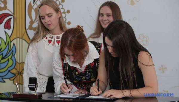 У Києві випустили нові марки "Українська пісня" 12 У Києві випустили нові марки "Українська пісня" 12