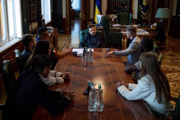 Кроуфорд, боксер зі США, подарував Зеленському цуценя на ім'я Фрея. 8