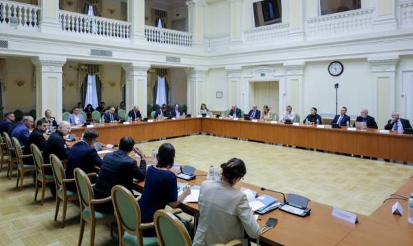 Шмигаль провів переговори з німецьким бізнесом щодо відновлення захисної споруди на Чорнобильській АЕС 8 Шмигаль провів переговори з німецьким бізнесом щодо відновлення захисної споруди на Чорнобильській АЕС 8