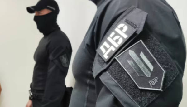 Державне бюро розслідувань проводить масштабні перевірки військкоматів по всій Україні, внаслідок яких уже висунуто 15 обвинувачень, а двоє осіб були затримані.