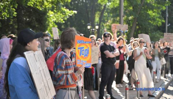 Біля будівлі уряду мітингують за відновлення Федорова на посаді в оборонному відомстві. 10 Біля будівлі уряду мітингують за відновлення Федорова на посаді в оборонному відомстві. 10