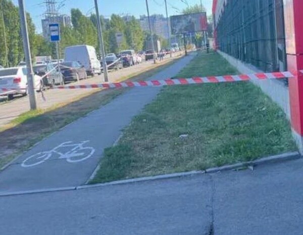 Головна 99 Біля торгового центру на столичних Позняках знайшли компонент ракети Х-101…