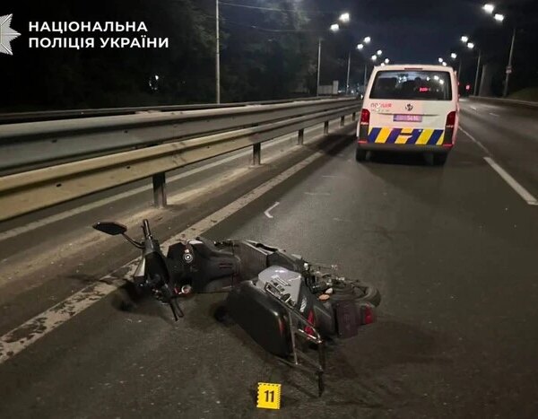 Керував авто на заборонний сигнал світлофора: у столиці водія Toyota підозрюють у смерті водія скутера