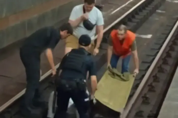 У київському метро людина впала на колію (відео)