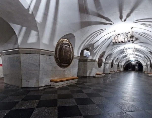 Пенсіонерка задрімала в столичному метрополітені, маючи при собі 280 тисяч гривень у рюкзаку.
