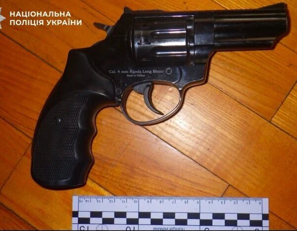 У Дніпровському районі чоловік, після святкування, серйозно травмував знайомого з револьвера.