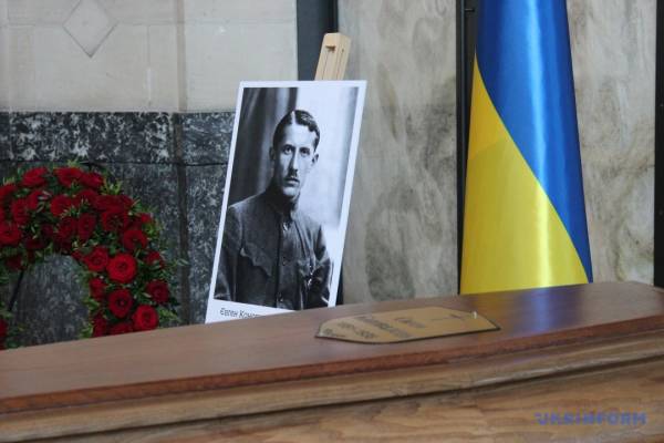 У Роттердамі здійснили ексгумацію решток полковника Євгена Коновальця 11 У Роттердамі здійснили ексгумацію решток полковника Євгена Коновальця 11