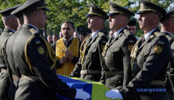 На Національному військовому цвинтарі віддали шану ще трьом полеглим захисникам, чиї особистості поки що не встановлені. 20