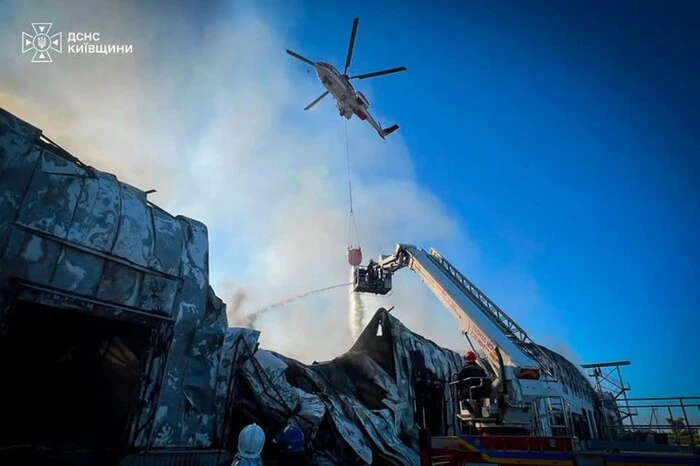 Ліквідація наслідків атаки на Київщину: рятувальники показали ситуацію на об'єктах (фото)