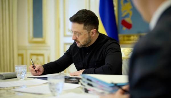 Зеленський вручив гранти трьом талановитим молодим режисерам