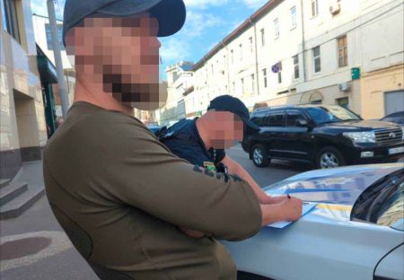 Наркотики в авто екскомбата: підозри оголосили трьом військовим