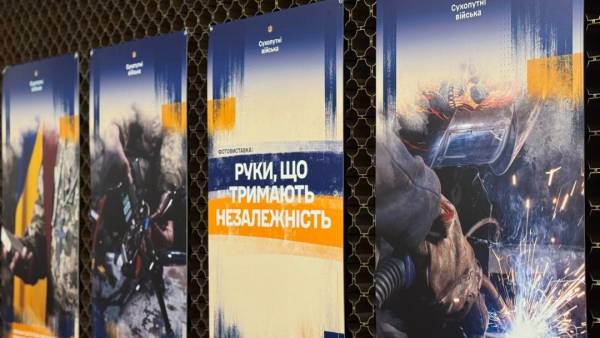 Фотостенди героїв: київське метро вшановує захисників України 10